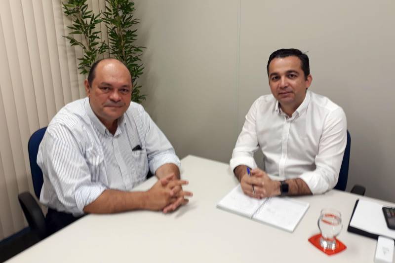 O contrato de prestação de serviços de execução de obras e serviços de engenharia para a construção do terminal hidroviário de passageiros e cargas do município de Santarém, na região do Baixo Amazonas foi publicado na edição desta sexta-feira (2), no Diário Oficial do Estado e da União. A obra é de responsabilidade do Consórcio Tapajós, com sede em Belém, formado pelas empresas Paulo Brígido Engenharia e Laje Construções. O terminal está orçado em R$ 59.884.105,61, recurso oriundo da Caixa Econômica Federal, por meio de contrato firmado com o Governo do Estado do Pará, em um pacote de mais de R$ 80 milhões para construção de terminais. O anúncio da assinatura do contrato foi feito pelo presidente da Companhia de Portos e Hidrovias (CPH), Alexandre Von (E), ao secretário regional de Governo do Baixo Amazonas, Olavo das Neves (C), nesta sexta feira.
FOTO: SAMUEL ALVARENGA / SECOM
DATA: 02.03.2018
SANTARÉM - PARÁ <div class='credito_fotos'>Foto: Samuel Alvarenga / Secom | <a href='/midias/2018/originais/a68d9932-3a65-471d-83d8-67ac7a571a4b.jpg' download><i class='fa-solid fa-download'></i> Download</a></div>