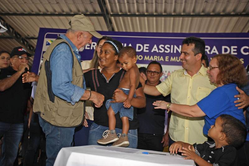 Onze municípios do sul e sudeste paraense recebem recursos do Estado para recuperar ruas e vicinais atingidas pelas enchentes e fortes chuvas que caem na região. Em agenda oficial nesta sexta-feira (6), o governador Simão Jatene assinou, pela manhã, no Parque de Exposições Valeu Boi Leilões, em Rio Maria, os convênios que garantem o repasse de cerca de R$ 4 milhões. As obras de caráter emergencial serão executadas pelas prefeituras em parceria com a Secretaria de Estado de Transportes (Setran). O objetivo é recuperar a trafegabilidade nessas localidades e assegurar o direito de ir e vir da população. Na manhã desta sexta, foram assinados nove convênios (foto), com os municípios de Redenção, Pau D’Arco, São Félix do Xingu, Santa Maria das Barreiras, Tucumã, Água Azul do Norte, Xinguara, Bannach e Rio Maria. Além da Setran, participam da ação o Centro Regional de Governo do Sudeste do Pará e a Defesa Civil. “O valor do investimento em cada município vai depender da necessidade verificada pelas equipes do Estado e das prefeituras. O recurso não será usado para reconstruir vias, mas para restabelecer a trafegabilidade”, disse o secretário de Transportes, Kléber Menezes.
FOTO: ANTÔNIO SILVA / AG. PARÁ
DATA: 06.04.2018
RIO MARIA - PARÁ <div class='credito_fotos'>Foto: Antônio Silva/Ag. Pará | <a href='/midias/2018/originais/a693099c-0d28-4fcc-989c-25e90c73c696.jpg' download><i class='fa-solid fa-download'></i> Download</a></div>