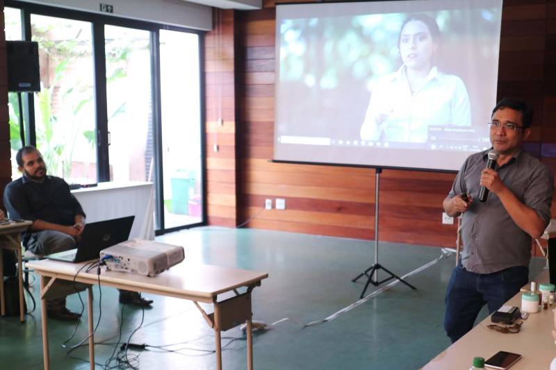 Representantes da Secretaria de Estado de Ciência, Tecnologia e Educação Profissional e Tecnológica (Sectet) participaram, na manhã desta quinta-feira (22), da 1ª Mostra de Bio-Invenções - Caminhos para a Inovação na Amazônia, realizada pela Organização Social BioTec-Amazônia. O evento reuniu ainda pesquisadores, setor produtivo e empresarial, com o objetivo de divulgar pesquisas e projetos que aplicam o uso da biodiversidade da região de forma sustentável. “Este é um evento de grande significado para todos nós. Juntamos invenções muito interessantes que podem gerar patentes, além de se transformarem em produtos e processos”, destacou o diretor-presidente da BioTec-Amazônia, José Seixas Lourenço. Na foto, o pesquisador Carlomagno Bahia.
FOTO: ASCOM / SECTET
DATA: 22.02.2018
BELÉM - PARÁ <div class='credito_fotos'>Foto: Ascom Sectet | <a href='/midias/2018/originais/a698940f-32ef-40c6-a0f5-38989385ec59.jpg' download><i class='fa-solid fa-download'></i> Download</a></div>