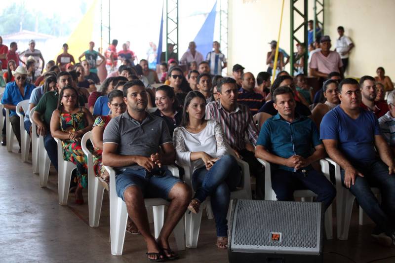 O Governo do Estado entregou (foto) na tarde desta sexta-feira (29), a ordem de serviço para a pavimentação de três quilômetros de vias no munícipio de Bonito, no Nordeste do Estado. O documento foi entregue pelo chefe do Núcleo de Governo, José Megale. O investimento na ordem de R$ 1,3 milhão faz parte dos esforços do Governo do Estado em levar mais qualidade de vida à população. A assinatura contou com a participação do presidente da Assembleia Legislativa do Estado (Alepa), deputado Márcio Miranda, e do deputado Milton Campos, que também entregou as chaves de uma retroescavadeira adquirida através de emenda parlamentar.
FOTO: SIDNEY OLIVEIRA / AG. PARÁ
DATA: 29.06.2018
BONITO - PARÁ <div class='credito_fotos'>Foto: Sidney Oliveira/Ag. Pará | <a href='/midias/2018/originais/a6a0d62f-4c75-4023-bf16-13ea05c9838b.jpg' download><i class='fa-solid fa-download'></i> Download</a></div>