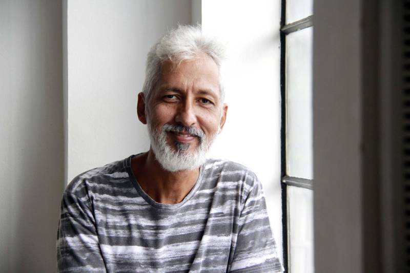 O programa Catalendas ganhou um livro que vai revelar os bastidores da atração exibida entre os anos de 1999 e 2013 pela TV Cultura do Pará. Intitulado "Catalendas: uma história de bonecos na TV", o livro é organizado pela Cultura Rede de Comunicação e será lançado na sexta-feira (21), às 19h, no Cine Líbero Luxardo, em Belém, com programação aberta ao público. Na foto, o jornalista Guaracy Brito Júnior.

FOTO: ASCOM TV CULTURA
DATA: 19.12.2018
BELÉM - PARÁ <div class='credito_fotos'>Foto: ASCOM / PORTAL CULTURA   |   <a href='/midias/2018/originais/a6a3e8cd-de65-437e-a041-062e3b206821.jpg' download><i class='fa-solid fa-download'></i> Download</a></div>