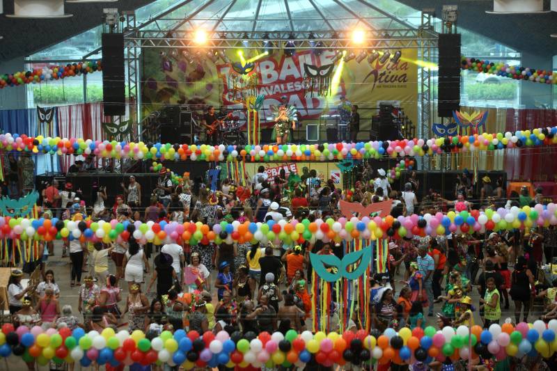 Mais de quatro mil idosos caíram na folia na tarde desta quarta-feira (7), durante o 18° Baile Carnavalesco da Melhor Idade, do projeto Vida Ativa, executado pela Secretaria de estado de Esporte e Lazer (Seel). Uma das grandes atrações foi o concurso que escolheu a “Rainha das Rainhas” da terceira idade, título que este ano ficou com a candidata Lindaura Cardoso, de 63 anos.
FOTO: CARLOS SODRÉ / AG. PARÁ
DATA: 07.02.2018
BELÉM - PARÁ <div class='credito_fotos'>Foto: CARLOS SODRÉ / AG. PARÁ | <a href='/midias/2018/originais/a6a6fa22-b0b1-43e8-a76b-9bf82b0dd9ed.jpg' download><i class='fa-solid fa-download'></i> Download</a></div>