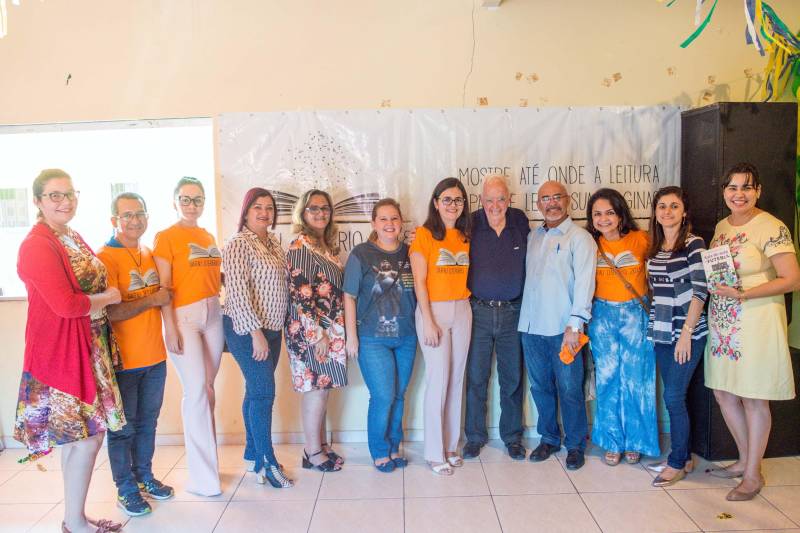 Alunos da Escola Estadual Cônego Batista Campos, localizada no bairro da Cabanagem, umas das áreas com maior vulnerabilidade social da Região Metropolitana de Belém, tiveram uma manhã diferente nesta quinta-feira, 7. Eles receberam o educador e escritor paulista Celso Antunes, convidado e homenageado do Sarau Literário (foto), com performances inspiradas na obra “Sala de Aula e Futebol”. O Sarau Literário é resultado da parceria do projeto Livro Solidário coordenado pela Imprensa Oficial do Estado (IOE) com a Secretaria de Estado de Cultura (Secult), como parte integrante da programação da 22ª Pan-Amazônica do Livro. O evento tem apoio do Núcleo de Articulação e Cidadania (NAC).
FOTO: FERNANDO SETTE CÂMARA / ASCOM IOE
DATA: 07.06.2018
BELÉM - PARÁ <div class='credito_fotos'>Foto: FERNANDO SETTE CÂMARA / ASCOM IOE | <a href='/midias/2018/originais/a6b35630-3bfb-4a87-97d6-0c17cd3601c7.jpg' download><i class='fa-solid fa-download'></i> Download</a></div>