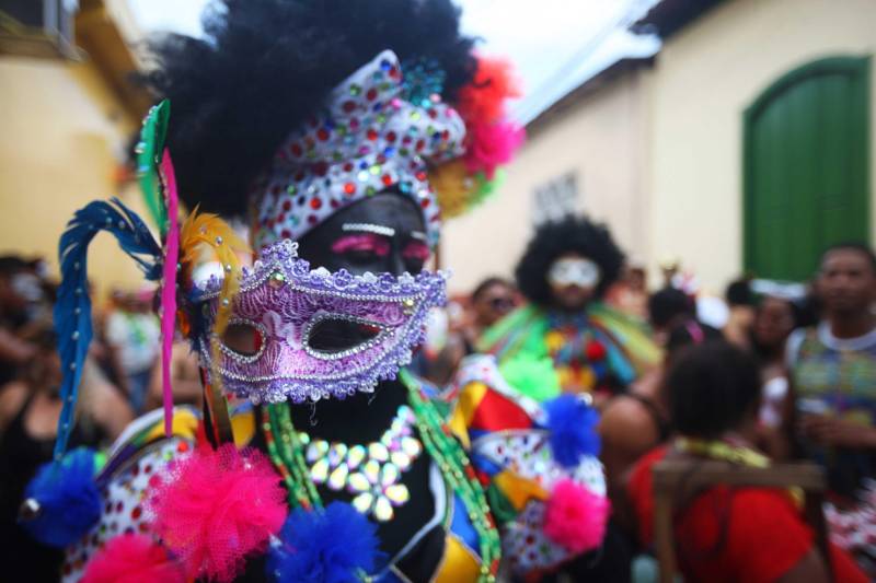 O professor Júlio Leal Gomes é natural de Vigia de Nazaré, no nordeste paraense, terra conhecida pela hospitalidade, principalmente em época festiva. Mantendo a tradição, no Carnaval Júlio e seus irmãos abrem a casa da família para amigos e outros parentes. Neste ano, o imóvel de quatro cômodos abrigou mais de 50 pessoas. Vigia tem um dos maiores e mais tradicionais carnavais do Pará. Nesta época do ano, a população do município, de 51.173 habitantes (Censo/IBGE), triplica com a chegada de brincantes oriundos de todo o Brasil, e os vigienses – igual coração de mãe - acolhem essa multidão. A estimativa é a cidade receber mais de 300 mil pessoas neste Carnaval.
FOTO: IGOR BRANDÃO / AG PARÁ
DATA: 13.02.2018
BELÉM - PARÁ <div class='credito_fotos'>Foto: IGOR BRANDÃO / AG. PARÁ | <a href='/midias/2018/originais/a6b7a8f3-38b7-4bea-b215-14d41a776442.jpg' download><i class='fa-solid fa-download'></i> Download</a></div>