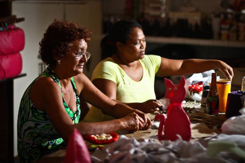 A Cooperativa Social de Trabalho Arte Feminina Empreendedora (Coostafe) da Superintendência do Sistema Penitenciário do Estado (Susipe) - a primeira cooperativa de mulheres presas no país - foi uma das 43 iniciativas sociais de 15 estados brasileiros selecionadas para receber investimentos destinados pela Brazil Foundation. No total será investido R$ 1 milhão de reais por meio de doações diretas. A Brazil Foundation é vinculada à Organização das Nações Unidas (ONU), responsável por mobilizar recursos para ideias e ações transformadoras, a partir do trabalho com líderes e organizações sociais e uma rede global de apoiadores, promovendo igualdade, justiça social e oportunidade para os brasileiros.
FOTO: AKIRA ONUMA
DATA: 06.03.2018
BELÉM - PARÁ <div class='credito_fotos'>Foto: Akira Onuma / Ascom Susipe | <a href='/midias/2018/originais/a6be877a-00cc-402e-8ed5-f9d56b04e2db.jpg' download><i class='fa-solid fa-download'></i> Download</a></div>