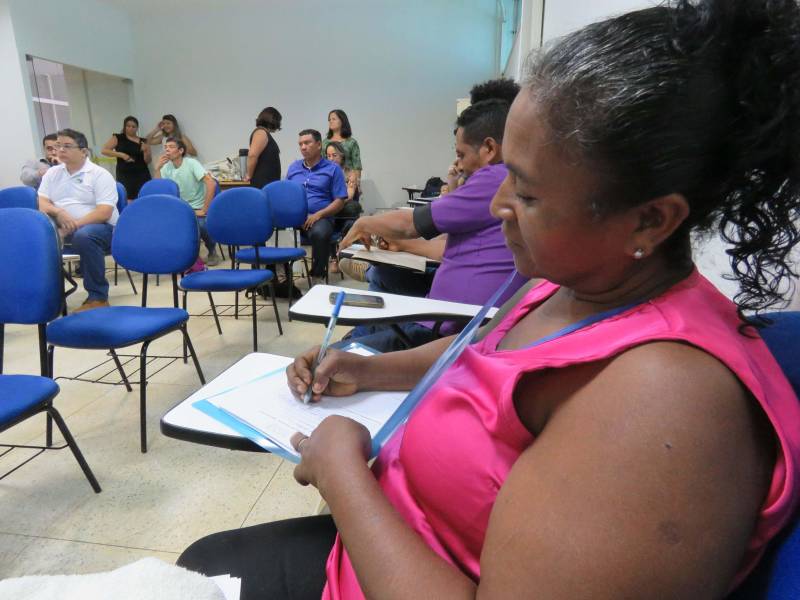 Com o objetivo de discutir a minuta do Decreto Governamental que criará a Política de Manejo Florestal Comunitário e Familiar do Pará (PMFCF), o Instituto de Desenvolvimento Florestal e da Biodiversidade (Ideflor-bio) e o Instituto Internacional de Educação do Brasil (IEB) realizaram, nos dias 28 e 29 de junho (quinta e sexta-feira), reuniões (foto) para consulta pública com representantes de diversos segmentos da sociedade paraense. O espaço foi aberto para comentários, sugestões e críticas ao texto do decreto. Participaram da consulta, além de representantes e técnicos do Ideflor-bio e do IEB, representantes da Empresa de Assistência Técnica e Extensão Rural do Pará (Emater), das secretarias de Estado de Assistência Social, Trabalho, Emprego e Renda (Seaster) e de Ciência, Tecnologia e Educação Técnica e Tecnológica (Sectet), e Ministério Público Estadual, além de membros da sociedade que serão diretamente relacionados e beneficiados pela política, como engenheiros florestais, consultores e comunitários de diversos municípios paraenses.
FOTO: ASCOM / IDEFLOR-BIO
DATA: 30.06.2018
BELÉM - PARÁ <div class='credito_fotos'>Foto: Ascom Ideflor-Bio | <a href='/midias/2018/originais/a6c21bde-81de-4880-ad79-e4448b6724ac.jpg' download><i class='fa-solid fa-download'></i> Download</a></div>