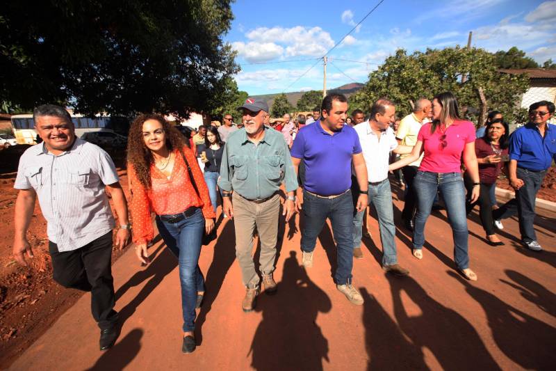 Também foram entregues nesta segunda (25) obras no distrito de Serra Pelada, em Curionópolis, sudeste do Estado. Uma das inaugurações foi a da Escola Estadual de Ensino Médio Joaquina Diamantina. A unidade de ensino teve investimento de R$ 220 mil em serviços nas redes elétrica e hidráulica, além de pintura, melhoria do forro e cobertura, assim como parte do piso, muro e calçada. Fundada em 1989, a escola foi praticamente reconstruída para atender com qualidade os 232 estudantes, nos turnos da tarde e à noite. São três salas de aula; bloco administrativo (sala da direção, sala dos professores e secretaria); uma copa cozinha, uma dispensa para armazenamento de alimentos da merenda escolar e banheiros masculino, feminino e de pessoa com deficiência (PCD). Em Curionópolis, o governador também entregou a pavimentação asfáltica de quatro quilômetros de vias urbanas, uma parceria com a Prefeitura de Curionópolis, dentro do Programa Asfalto na Cidade. Para esta obra, foram destinados R$ 1,7 milhão, que incluem serviços em terra, sub-base e base, pavimentação em CBUQ (Concreto Betuminoso Usinado a Quente) de três centímetros de espessura, meio-fio de concreto com lâmina d’água e sinalização horizontal. Curionópolis é um dos 99 municípios paraenses que assinaram com o governo o Termo de Asfalto, sendo que 33 já iniciaram as obras. Somados, os termos garantirão 529,6 km de pavimentação de vias urbanas – um investimento total de quase R$ 255 milhões do Tesouro Estadual.
FOTO: THIAGO GOMES / AG. PARÁ
DATA: 25.06.2018
CURIONÓPOLIS - PARÁ <div class='credito_fotos'>Foto: Thiago Gomes /Ag. Pará | <a href='/midias/2018/originais/a6c26315-0563-4e6a-bc84-b0f74781cce6.jpg' download><i class='fa-solid fa-download'></i> Download</a></div>