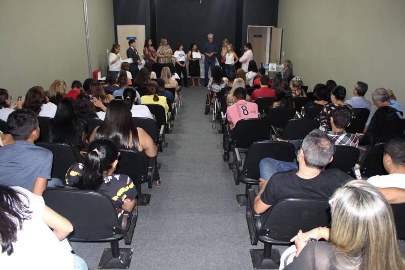 O Núcleo de Articulação e Cidadania (NAC) do Governo do Pará, por meio do Plano Existir e em parceria com a Fundação Cultural do Pará (FCP) e a Imprensa Oficial do Estado; lançou na manhã dessa quarta-feira (19), o Caderno Expresso (foto). O evento foi realizado em um dos auditórios da Biblioteca Pública Arthur Viana, em Belém. O Caderno Expresso é constituído por produções de artistas, iniciantes ou não, de pessoas com deficiência. São poesias, desenhos, pinturas, multimídia, histórias de vida e quadrinhos. A diretora geral do NAC, Daniele Khayat, deu início a cerimônia, que também contou com representantes dos órgãos que fazem parte do Comitê Gestor do Plano Existir. “Nós conseguimos avançar. Saímos dos limites e alcançamos diversas regiões do estado. É importante que a sociedade civil organizada dê prosseguimento a esse trabalho, peça, fale e tenha voz. As feiras, os projetos, o apoio ao esporte, e tudo que o Plano Existir realizou deve ser levado em frente, o trabalho em prol da pessoa com deficiência não pode parar”, concluiu a diretora.

FOTO: RUAN MOARES / ASCOM NAC
DATA: 19.12.2018
BELÉM - PARÁ <div class='credito_fotos'>Foto: RUAN MORAES / ASCOM NAC   |   <a href='/midias/2018/originais/a6d65d7c-edb8-48e6-a440-14e952b2ced4.jpg' download><i class='fa-solid fa-download'></i> Download</a></div>