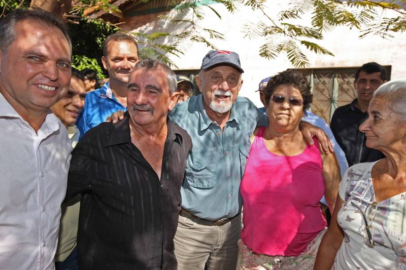 Há 35 anos a dona de casa Guardiana Feitosa é moradora da Rua 15 de Novembro, em Floresta do Araguaia, sul do Pará. Há pelo menos cinco deles não colocava as cadeiras em frente de casa para um bate papo de final de tarde. "Era lama no inverno e poeira no verão, não dava pra ficar aqui na frente", diz Guardiana. "Agora o asfalto chegou, mudou tudo". A 15 de Novembro é uma das mais importantes ruas de Floresta do Araguaia. Abriga três igrejas, três escolas e creches e cerca de 30 pontos comerciais. Cerca de quinhentos moradores vivem ali. O Asfalto na Cidade, programa do Governo do estado que tem como principal objetivo ampliar a mobilidade e acessibilidade nas áreas urbanas do Estado, chegou à Floresta do Araguaia asfaltando a Rua 15 de Novembro e outras seis vias próximas, num total de três quilômetros de asfalto de qualidade superior, além de meio fio. O governador Simão Jatene (foto) foi à Floresta do Araguaia entregar as obras à comunidade. Com ele, estavam o senador Flexa Ribeiro (PSDB/PA); a secretária Extraordinária de Municípios Sustentáveis; Izabela Jatene, o presidente da Assembleia Legislativa do estado, deputado Márcio Miranda; os deputados Cilene Couto e Celso Sabino e o ex-governador Carlos Santos.
FOTO: ANTÔNIO SILVA / AG. PARÁ
DATA: 25.06.2018
FLORESTA DO ARAGUAIA - PARÁ <div class='credito_fotos'>Foto: Antônio Silva/Ag. Pará | <a href='/midias/2018/originais/a6d76185-ae76-4b84-9936-1af4e1899e8f.jpg' download><i class='fa-solid fa-download'></i> Download</a></div>