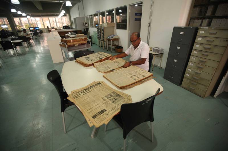 Ao entrar na Biblioteca Arthur Viana, localizada no Centro Cultural e Turístico Tancredo Neves (Centur), é possível visualizar e sentir as diferenças logo ao chegar. O espaço, que desde 2015 passava por reformas, está completamente pronto para sua reinauguração, que deve acontecer já na próxima semana. Iluminação adequada, climatização renovada, mudança de estantes e outros móveis que contribuíram para a ampliação do espaço, além de um verdadeiro upgrade em diversos espaços de convivência, serviços e estudos, trouxeram novos ares a centenária biblioteca.
FOTO: THIAGO GOMES / AG. PARÁ
DATA: 27.04.2018
BELÉM - PARÁ <div class='credito_fotos'>Foto: Thiago Gomes /Ag. Pará | <a href='/midias/2018/originais/a6d7e2f8-bee6-453c-bf22-b151fdf1727e.jpg' download><i class='fa-solid fa-download'></i> Download</a></div>