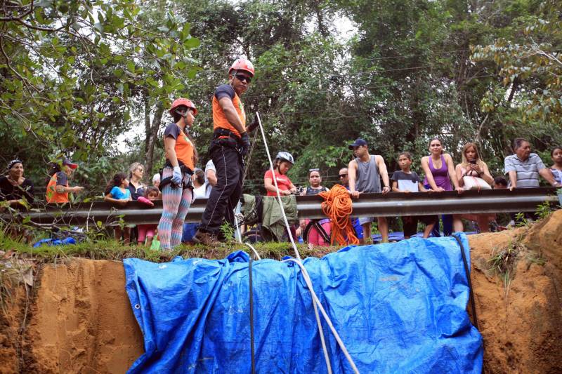 Neste primeiro feriado após a reabertura do Parque ao público, no último dia 16, o movimento no Peut foi grande, principalmente entre famílias e esportistas. O rapel, esporte de aventura, iniciado por Gabriel nesta sexta-feira, vem sendo uma das atrações do espaço. Uma média de 100 pessoas por dia costuma se aventurar no esporte que exige mãos firmes e pernas preparadas para descer rumo a um igarapé, penduradas em uma corda e devidamente amparadas por um instrutor. Um dos instrutores é o eletrotécnico Flávio Santos, 38 anos. Durante dois anos, ele se preparou e qualificou para se credenciar junto ao Parque e orientar os praticantes.
FOTO: CARLOS SODRÉ / AG. PARÁ
DATA: 30.03.2018
BELÉM - PARÁ <div class='credito_fotos'>Foto: CARLOS SODRÉ / AG. PARÁ | <a href='/midias/2018/originais/a6d9aaa0-12f1-4094-a629-bed767e36c29.jpg' download><i class='fa-solid fa-download'></i> Download</a></div>