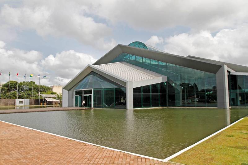 A OS Pará 2000 tem 18 anos de experiência na gestão de equipamentos turísticos. Atualmente administra a Estação das Docas, Mangal das Garças, Hangar Convenções & Feiras da Amazônia (foto), Arena Guilherme Paraense (Mangueirinho) e, mais recentemente, assumiu a gestão do Carajás Centro de Convenções e do Parque Estadual do Utinga (Peut).
FOTO: SIDNEY OLIVEIRA / ARQUIVO AG. PARÁ
DATA: 20.11.2015
BELÉM - PARÁ <div class='credito_fotos'>Foto: Sidney Oliveira/Ag. Pará | <a href='/midias/2018/originais/a6dc2d41-3545-44f3-b2e7-281dd4cef2db.jpg' download><i class='fa-solid fa-download'></i> Download</a></div>