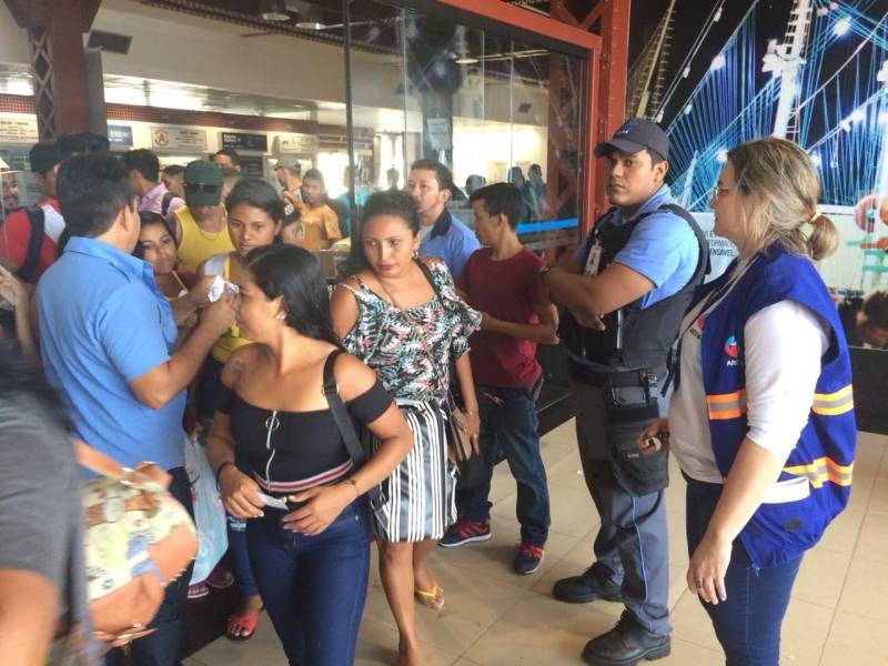 No primeiro final de semana da Operação Verão 2018, a Agência de Regulação e Controle de Serviços Públicos do Estado do Pará (Arcon-PA) realizou 1,1 mil abordagens e contabilizou mais de 23 mil passageiros circulando pelos portos do Estado. Entre os dias 5 e 9 de julho, os agentes de fiscalização estiveram presentes em 16 terminais e postos rodoviários e em 11 portos e travessias. No modal rodoviário as equipes registraram 304 autos de infração e apreenderam sete veículos, sendo dois clandestinos. A região de Apeú, em Castanhal, foi onde houve maior volume de abordagens e infrações registradas, 209 e 50, respectivamente. No Terminal Rodoviário de Belém foram 93 abordagens e 40 autos de infração lavrados. Na foto, fiscalização no Terminal Hidroviário de Belém.
FOTO: ASCOM / ARCON
DATA: 08.07.2018
BELÉM - PARÁ <div class='credito_fotos'>Foto: Ascom Arcon | <a href='/midias/2018/originais/a6e2fea3-6cde-4204-a20f-c6627349e168.jpg' download><i class='fa-solid fa-download'></i> Download</a></div>