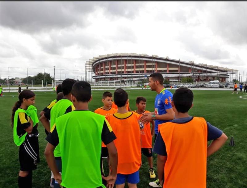 Na manhã de hoje (16) aproximadamente 150 meninos e meninas, com idades entre 9 a 13 anos, participaram do CBF Social, festival de futebol realizado pela Confederação Brasileira de Futebol e que este ano está na terceira edição em Belém. Dentre eles, 40 alunos do Pro Paz nos bairros (foto), polo Mangueirão participaram junto a outras crianças do Festival realizado no Centro Esportivo da Juventude (Ceju). “É sempre muito gratificante retornar à Belém, principalmente agora na final da Copa Verde. Estamos promovendo o Festival CBF Social, para que as crianças aprendam sobre valores, responsabilidade social e outras questões importantes, como a sustentabilidade, reciclagem e preservação ambiental. Deixamos um legado de conhecimento para elas, além, é claro dos materiais utilizados nas atividades. Só tenho agradecer a Fundação Pro Paz e ao Governo do Estado”, finalizou o gerente de desenvolvimento técnico, responsabilidade social e sustentabilidade da CBF, Diogo Netto. Com o objetivo de trabalhar temáticas sociais aliadas ao esporte, os alunos receberam ensinamentos sobre coletividade, respeito ao próximo e ao meio ambiente com a prática do futebol. As atividades relacionam as temáticas e fazem com que as crianças aprendam, brincando.
FOTO: EMANUELE CORRÊA / ASCOM PRO PAZ
DATA: 16.05.2018
BELÉM - PARÁ <div class='credito_fotos'>Foto: EMANUELE CORRÊA / ASCOM PRO PAZ | <a href='/midias/2018/originais/a6e3a8d9-4a7b-4f59-bd96-c0ea9d2646a2.jpg' download><i class='fa-solid fa-download'></i> Download</a></div>