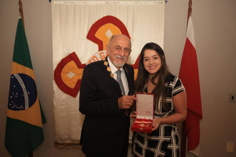 O Governo do Estado do Pará concedeu hoje 230 comendas do Mérito Grão-Pará (foto), a mais alta do Estado, a autoridades e servidores que se destacaram nos últimos oito anos de serviços prestados à população. “O ciclo que encerramos hoje não encerra nossa missão de servir ao público, porque uma vez servidores públicos, trabalhando em benefício da população, nunca mais deixamos de sê-lo, pois essa missão fica gravada em nossos corações”, disse o governador Simão Jatene aos agraciados. O governador entregou, pessoalmente, uma a uma as condecorações.  Das 230 medalhas, 14 foram no grau de Grande Oficial, 60 no grau de Comendador, 8 no grau de Oficial e 11 no grau de Cavaleiro aos servidores civis. Entre os militares, 4 receberam no grau de Comendador, 38 de Oficial e 109 no grau de Cavaleiro.

FOTO: CRISTINO MARTINS / AG. PARÁ
DATA: 31.12.2018
BELÉM - PARÁ <div class='credito_fotos'>Foto: Cristino Martins/Ag. Pará   |   <a href='/midias/2018/originais/a6e3ea1b-e7b1-4b06-b9d8-eb026fd8666b.jpg' download><i class='fa-solid fa-download'></i> Download</a></div>