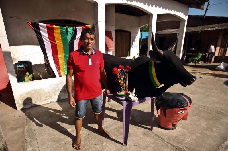 Domingo de carnaval (11) parecia dia de futebol. Um a um, os integrantes do time foram chegando à concentração, no quintal de uma casa simples, na Avenida Floriano Peixoto, uma das principais de São Caetano de Odivelas, município do nordeste do Pará. Os homens, na faixa dos 20 anos de idade, esperavam sentados pelo "técnico". Mas de repente os “jogadores” se transformaram em brincantes do mais tradicional grupo folclórico da cidade, o Boi Tinga. A preparação não era para uma partida de futebol, e sim para o arrastão que tomou conta das ruas em alguns instantes. Um dos patrimônios da rica cultura popular de São Caetano, o Boi Tinga colore a cidade no carnaval. Com 80 anos de existência, o grupo reúne apaixonados pelas manifestações folclóricas, que trabalham o ano todo para manter viva a cultura local. Na Folia de Momo, os célebres Cabeçudos e Pierrôs, levados pelo Boi-Bumbá, se misturam ao povo numa explosão de ritmos, cores e alegria - tudo sem perder as características originais, que ressaltam a beleza e autenticidade da festa. na foto, Lucival Marques.
FOTO: THIAGO GOMES / AG PARÁ
DATA: 12.02.2018
SÃO CAETANO DE ODIVELAS - PARÁ <div class='credito_fotos'>Foto: Thiago Gomes /Ag. Pará | <a href='/midias/2018/originais/a6e42aaa-41b8-4854-a155-79be82a5813c.jpg' download><i class='fa-solid fa-download'></i> Download</a></div>