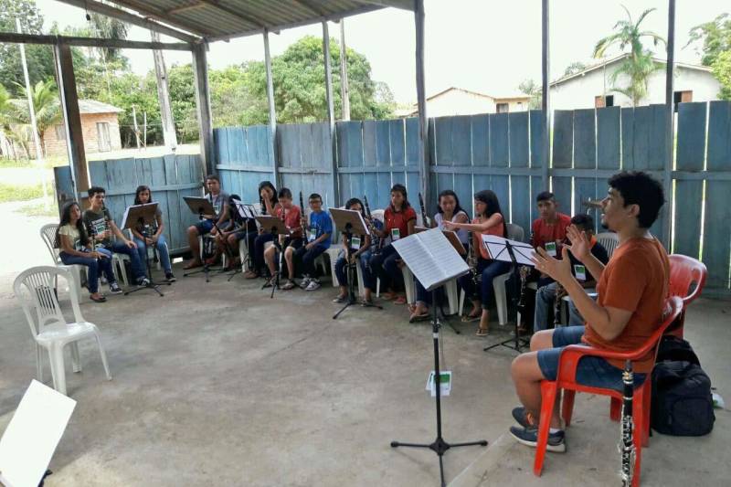Começou nesta quarta-feira (2), na vila de Juçarateua, no município de Colares, na região nordeste do Pará, a primeira edição 2018 do “Mini Painel de Interiorização para Bandas de Música” (foto). Criado no ano passado, o evento segue o mesmo modelo dos paineis de bandas realizados pela Funarte em parceria com a Fundação Carlos Gomes e tem o objetivo de capacitar músicos de municípios do interior do estado através de oficinas musicais. As oficinas são ministradas por professores de canto e instrumentos do Instituto Estadual Carlos Gomes, que se deslocaram até o município para levar conhecimento musical para alunos de algumas das principais localidades de Colares, onde existe atuação da Fundação Carlos Gomes por meio do incentivo e valorização das bandas de música.
FOTO: ASCOM / FCG
DATA: 02.05.2018
COLARES - PARÁ <div class='credito_fotos'>Foto: ASCOM FCG | <a href='/midias/2018/originais/a6e53e72-afb7-4978-a865-dcc78d6eec3d.jpg' download><i class='fa-solid fa-download'></i> Download</a></div>