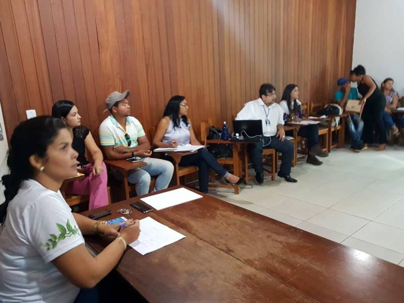 Técnicos das Secretarias Estaduais de Municípios Sustentáveis (Semsu) e de Gestão Estratégica (Seegest) estão no município de São Félix do Xingu para avaliar e alinhar as ações que estão sendo realizadas na implementação do projeto piloto dos Municípios Emblemáticos. A reunião (foto) com a equipe municipal foi realizada nesta terça-feira, 05, no auditório da Secretaria Municipal de Meio Ambiente (Semmas). O projeto de Município Emblemático congrega um reforço de ações previstas no Programa Municípios Sustentáveis (PMS) a fim de gerar cases que possam ser replicados em outras localidades. As ações foram definidas em parceria com as secretarias municipais que apontaram necessidades e propostas de desenvolvimento nos eixos social, ambiental e econômico, definidos a partir do workshop realizados em dezembro do ano passado, com os agentes realizadores do Estado e da Prefeitura Municipal.

FOTO: ASCOM / SEMSU
DATA: 05.06.2018
SÃO FÉLIX DO XINGU - PARÁ <div class='credito_fotos'>Foto: DANI FILGUEIRAS / ASCOM SEMSU   |   <a href='/midias/2018/originais/a6e842ab-420e-4d7f-9b4f-9c4400ef7a78.jpg' download><i class='fa-solid fa-download'></i> Download</a></div>