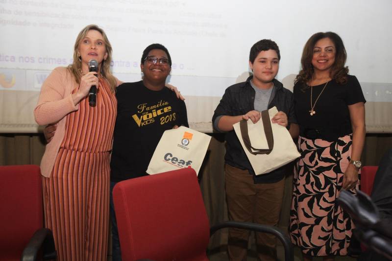 O Comitê de Enfrentamento à Violência Sexual Contra Crianças e Adolescentes, o Ministério Público do Pará, a Fundação Pro Paz e outras instituições parceiras realizaram na manhã desta sexta-feira (18) uma “Ciranda pelos direitos sexuais de crianças e adolescentes”, no auditório do MP, em Belém. A programação foi alusiva a 18 de Maio, Dia Nacional de Enfrentamento à Exploração e ao Abuso Sexual Contra Crianças e Adolescentes. O objetivo do evento foi debater com crianças e adolescentes a temática, enfatizando o respeito aos direitos desse segmento. A promotora Leane Barros Fiuza de Melo, coordenadora do Centro de Apoio Operacional da Infância e Juventude do Ministério Público, ressaltou a importância de somar esforços nesta luta. Na foto, os cantores Pedro Sousa (2º da esq/dir) e Guga Lima (3º da esq/dir), selecionados no programa de televisão The Voice Kids.
FOTO: RODOLFO OLIVEIRA / AG. PARÁ
DATA: 18.05.2018
BELÉM - PARÁ <div class='credito_fotos'>Foto: Agência Pará | <a href='/midias/2018/originais/a6e87b0a-7c94-4959-8939-1eec31f54379.jpg' download><i class='fa-solid fa-download'></i> Download</a></div>
