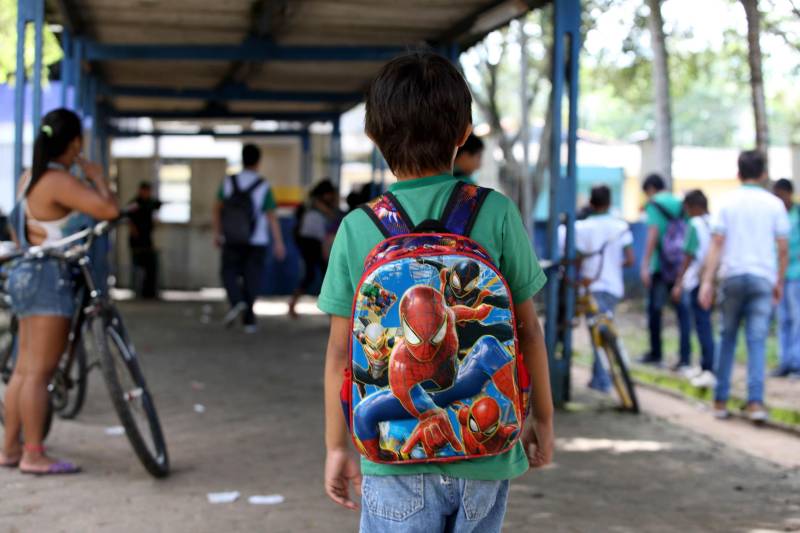 Uma das seis escolas da capital nas quais o Cipoe atua com o Plano de Segurança Escolar é a Escola Estadual Hilda Vieira (foto), no bairro da Marambaia. Lá estudam 1.300 alunos, do ensino fundamental à Educação de Jovens e Adultos (EJA), nos períodos matutino, vespertino e noturno.
FOTO: SIDNEY OLIVEIRA / AG. PARÁ
DATA: 30.05.2018
BELÉM - PARÁ <div class='credito_fotos'>Foto: Sidney Oliveira/Ag. Pará | <a href='/midias/2018/originais/a6e8fc6d-f6ff-4e96-b0b3-7d5edb1d9cbb.jpg' download><i class='fa-solid fa-download'></i> Download</a></div>