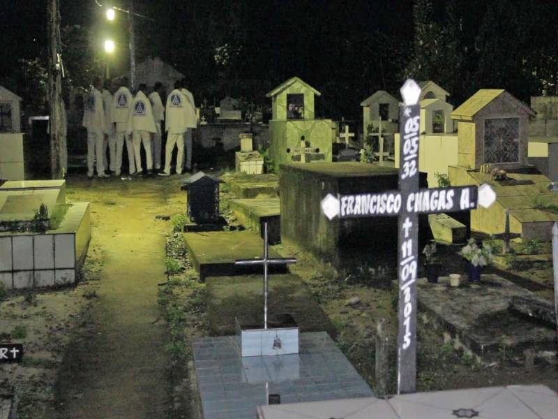 No período da Semana Santa, o município de Oriximiná, na região oeste, revive uma tradição secular, a Encomendação das Almas (foto), trazida da Europa para o Brasil pelos padres capuchinhos e mantida até hoje entre as populações ribeirinhas e as comunidades remanescentes de quilombos. O ritual católico começa na noite desta quarta-feira (28), quando grupos de homens trajados com mantos brancos se dirigem ao cemitério da cidade para, à meia-noite, “apanharem” as almas que seguirão em uma longa procissão pelas ruas de Oriximiná. Entre orações e ladainhas entoadas em latim, os “encomendadores de almas”, como são chamados, também param nas casas dos moradores que solicitam ou, como manda a tradição, deixam uma vela acesa na frente de suas residências. Como retribuição, as famílias costumam ofertar um lanche na madrugada. A manifestação popular, que se mantém em poucas cidades do Brasil, prossegue até a meia-noite da Sexta-Feira Santa, quando as almas são devolvidas ao cemitério.
FOTO: REPRODUÇÃO
DATA: 29.03.2018
<div class='credito_fotos'>Foto: REPRODUÇÃO | <a href='/midias/2018/originais/a6ee363d-fc17-4d39-b68f-f222e4d8c48a.jpg' download><i class='fa-solid fa-download'></i> Download</a></div>
