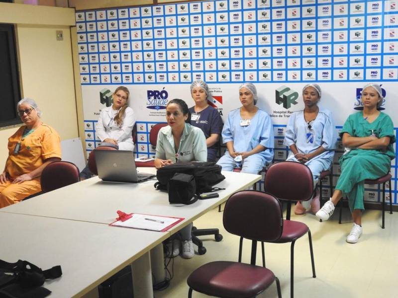 A cozinheira Darci Flausino, 48 anos, passa a maior parte do dia em pé e carregando as panelas de um lado para o outro na cozinha do Hospital Regional Público da Transamazônica (HRPT), em Altamira, no sudoeste do Pará. Os movimentos repetitivos que ela precisa fazer, diariamente, podem causar algum tipo de dor ou lesão, mas a colaboradora já sabe como evitar qualquer incômodo: preparar bem o seu corpo. Ela foi uma das participantes da palestra “Prevenção e Causa de Doenças Ortopédicas” (foto), ministrada pelo fisioterapeuta André Carvalho, na semana passada, nas dependências da unidade. Entre os tópicos abordados está a importância dos exercícios físicos para evitar qualquer tipo de desconforto ou lesão corporal.
FOTO: ASCOM / HRPT
DATA: 27.06.2018
ALTAMIRA - PARÁ <div class='credito_fotos'>Foto: ASCOM HRPT | <a href='/midias/2018/originais/a6f00ab7-8d3f-44ab-878a-7a8473a6cdd8.jpg' download><i class='fa-solid fa-download'></i> Download</a></div>