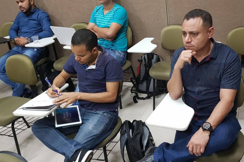“O governo federal detém 60% de tudo que é arrecadado no País. Existe um fundo chamado ‘transferências voluntárias’, com cerca de R$ 300 bilhões por ano, e que só pode ser acessado através do Sistema de Convênios (Siconv), do Ministério do Planejamento. Então, o município que não tiver capacidade de usar esse sistema vai ficar sem acesso aos recursos”, informou o coordenador-geral da Rede Siconv no Pará, Gabriel Peixoto, no módulo que trata sobre o tema no Workshop de Melhoria Fiscal, realizado pela Secretaria Extraordinária dos Municípios Sustentáveis (Seemsu), em parceria com a Escola de Governança do Pará (EGPA) e Secretaria de Estado de Administração (Sead).
FOTO: KÉLIA SANTOS / ASCOM CRGSP
DATA: 04.03.2018
SANTARÉM - PARÁ <div class='credito_fotos'>Foto: KÉLIA SANTOS / ASCOM CRGSP | <a href='/midias/2018/originais/a6f67b53-3643-4c78-91a2-aae66170030f.jpg' download><i class='fa-solid fa-download'></i> Download</a></div>