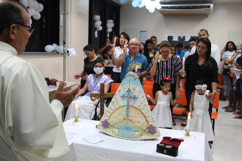 A brinquedoteca estava lotada, as crianças vestidas de branco e o videogame dava lugar à imagem de Nossa Senhora de Nazaré. Tudo isso indicava que algo diferente aconteceria no Hospital Oncológico Infantil Octávio Lobo, na tarde de sábado, 17.
FOTO: ASCOM HOIOL
DATA: 17.02.2018
BELÉM - PARÁ <div class='credito_fotos'>Foto: ASCOM HOIOL | <a href='/midias/2018/originais/a7018e15-5967-4cb3-b6d4-b417255dc459.jpg' download><i class='fa-solid fa-download'></i> Download</a></div>