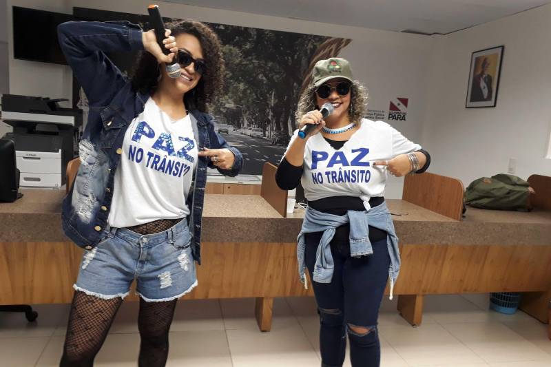 O Programa Detran nas Escolas proporcionou na manhã desta quarta-feira (14) a 28 alunos da Escola Estadual de Ensino Fundamental General Gurjão uma visita à Escola Pública de Trânsito (EPT), mantida pelo Departamento de Trânsito do Estado. Acompanhados por duas professoras, eles conheceram a Coordenadoria de Educação do órgão e aprenderam com servidores algumas atitudes que podem ajudar a salvar vidas.
FOTO: ASCOM DETRAN-PA
DATA: 15.11.2018
BELÉM - PARÁ <div class='credito_fotos'>Foto: ASCOM DETRAN | <a href='/midias/2018/originais/a703cc4a-1cb2-4c5e-a25b-e734e46794cb.jpg' download><i class='fa-solid fa-download'></i> Download</a></div>