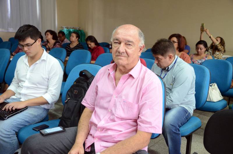 Dirigentes da Secretaria de Estado de Educação (Seduc) se reuniram, nesta segunda-feira (26), com gestores e diretores de escolas das unidades Seduc na Escola (USEs) 7 e 8, em Belém, para encaminhar ações referentes ao ano letivo de 2018. Na reunião, no auditório da Escola Estadual Carlos Guimarães, no bairro da Marambaia, foi detalhada a necessidade de gestão compartilhada entre as escolas e os setores da Seduc visando o enfrentamento de situações adversas ao funcionamento das unidades escolares. O titular da Diretoria de Recursos Técnicos e Imobiliários (DRTI) da Seduc, José Ângelo Miranda, falou sobre as ações de prevenção a eventuais problemas na infraestrutura física das escolas. Ele destacou que o foco principal da DRTI se refere à parte de cobertura, rede elétrica e hidráulica, principais demandas das escolas. Na foto, o diretor de recursos técnicos e imobiliários da Seduc, José Angelo Miranda.
FOTO: RAI PONTES / ASCOM SEDUC
DATA: 26.02.2018
BELÉM - PARÁ <div class='credito_fotos'>Foto: Rai Pontes/Ascom Seduc | <a href='/midias/2018/originais/a70438e1-da0d-4e64-bebf-a5884d5b663d.jpg' download><i class='fa-solid fa-download'></i> Download</a></div>