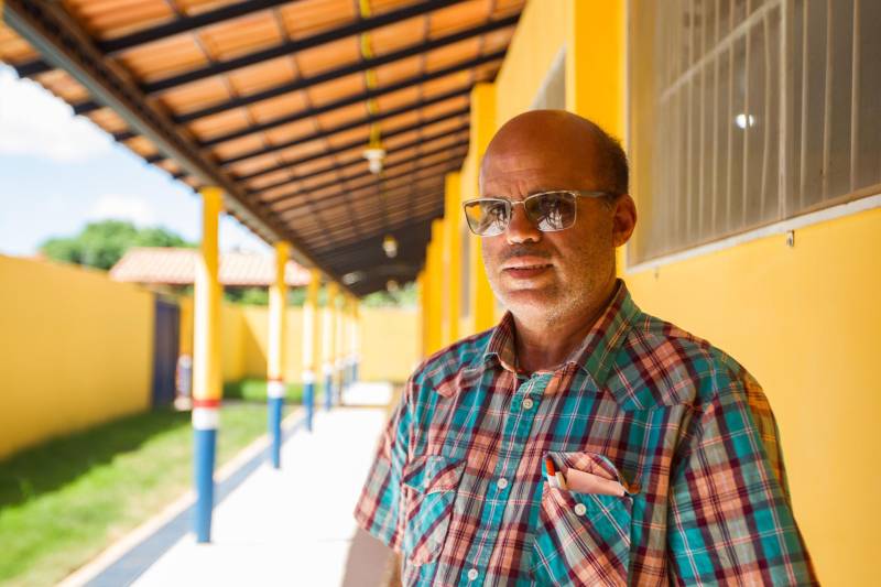 Aos poucos, a paisagem de Serra Pelada – que já foi o maior garimpo a céu aberto do planeta e hoje é distrito de Curionópolis, município do sudeste paraense - começa a se modificar. A poeira intensa, típica de estradas de chão, vai paulatinamente dando lugar à camada de asfalto, que pela primeira vez chega a Curiónópolis, conhecido mundialmente pela corrida do ouro e pelo formigueiro humano nos anos 1980, eternizado pelo olhar do fotógrafo Sebastião Salgado. O ouro não é mais explorado na região, mas Serra Pelada ainda é uma cidade de garimpeiros. São eles que residem e povoam as ruas, que parecem ter parado no tempo. Foram esses trabalhadores que fizeram a localidade crescer, que formaram famílias e criaram filhos nascidos no local, fincando raízes, criando identidade, sonhando com a volta da exploração do ouro, cada vez mais distante. Mas até esse cenário vem se transformando. Na foto, o diretor de Obras e Engenharia da Prefeitura de Curionópolis, Evandro Fiúza.

FOTO: ASCOM / PREFEITURA DE CURIONÓPOLIS
DATA: 08.06.2018
CURIONÓPOLIS - PARÁ <div class='credito_fotos'>Foto: ASCOM / PREFEITURA DE CURIONÓPOLIS   |   <a href='/midias/2018/originais/a706f896-d46d-4642-963b-50d9c1b14e5a.jpg' download><i class='fa-solid fa-download'></i> Download</a></div>