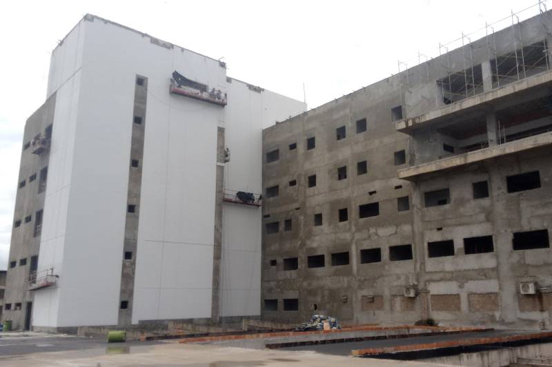 A obra de construção do Hospital Regional Público do Tapajós, em Itaituba, está com 100% de estrutura concluída nos seis pavimentos, projeto de iniciativa do Governo do Estado e coordenação da Secretaria de Estado de Desenvolvimento Urbano e Obras Públicas – Sedop.
FOTO: ASCOM SEDOP
DATA: 21.05.2018
ITAITUBA - PARÁ <div class='credito_fotos'>Foto: Ascom Sedop | <a href='/midias/2018/originais/a70709fb-ce71-4789-897c-bc2e97d227d9.jpg' download><i class='fa-solid fa-download'></i> Download</a></div>