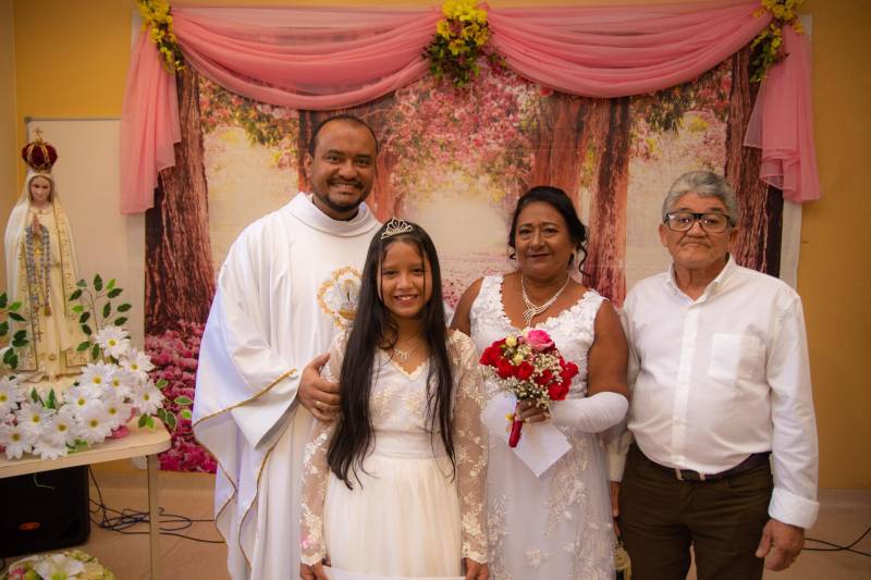 Um paciente que teve o casamento desmarcado por conta de um câncer se uniu em matrimônio (foto) neste sábado (10), no auditório da radioterapia do Hospital Ophir Loyola, em Belém. O lavador de carros Francisco Carlos da Silva, 64 anos, tem uma relação estável com Lucidalva Rayol da Silva há 18 anos. O casal tem uma filha, Carla Luana, de 11 anos. Eles sempre tiveram uma vida simples e comum, mas o diagnóstico do câncer mudou essa realidade. Em fevereiro deste ano, Francisco teve febre durante 30 dias. Passou por uma série de exames, sem esclarecer o motivo pelo qual ele estava doente. Apenas no final de setembro, recebeu a confirmação de um câncer no esôfago - um tubo muscular indispensável para o processo digestivo, responsável por conduzir o alimento da boca até o estômago.
FOTO: THIAGO SANNIN
DATA: 10.11.2018
BELÉM - PARÁ <div class='credito_fotos'>Foto: THIAGO SANNIN | <a href='/midias/2018/originais/a70793d9-15df-497c-af0c-5123106c26f4.jpg' download><i class='fa-solid fa-download'></i> Download</a></div>