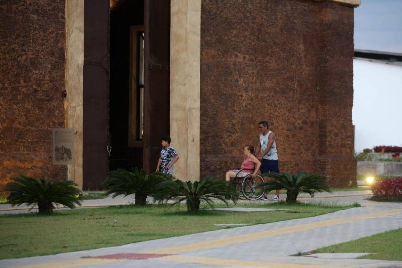 Desde sua inauguração, dia 30 de maio deste ano, o Centro Integrado de Inclusão e Reabilitação (CIIR, na foto), marcou a história na assistência global à Pessoa com Deficiência (PcD), no Pará e na Região Norte, ao oferecer, em um único complexo, atendimento para Pessoas com Deficiência (PcD) de todas as faixas etárias. São diversas especialidades, tecnologias e estrutura de última geração, associadas à qualidade, segurança e humanização destinadas 100% aos usuários do Sistema Único de Saúde (SUS). Desde seu funcionamento, a equipe multiprofissional do CIIR realizou  cerca de  18.760 atendimentos nas mais diversas especialidades e serviços. O atendimento de qualidade, seguro e humanizado é celebrado por um índice de 96% de satisfação de quem depende da assistência.

FOTO: CARLOS SODRÉ / AG. PARÁ
DATA: 07.12.2018
BELÉM - PARÁ <div class='credito_fotos'>Foto: Carlos Sodré/Agência Pará   |   <a href='/midias/2018/originais/a708bf2f-d4a6-48b9-9336-0c14334eaa41.jpg' download><i class='fa-solid fa-download'></i> Download</a></div>