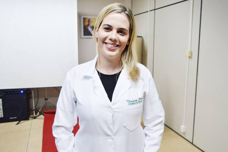 A cirurgia sempre foi, majoritariamente, um campo da medicina dominado pelos homens. Mas nas últimas décadas esta realidade vem mudando. No norte do Brasil aumenta, cada vez mais, o número de mulheres se especializando em cirurgia geral. No entanto, cirurgia de trauma ainda é uma novidade. Nesta semana, o Hospital Metropolitano de Urgência e Emergência (HMUE) certificou a primeira profissional em cirurgia do trauma dentro de um programa de Residência na região, a médica Thaiana Cerqueira Ferraz (foto). Situado no município de Ananindeua, na Região Metropolitana de Belém, o Hospital Metropolitano de Urgência e Emergência é o único serviço hospitalar a ofertar gratuitamente o tratamento de alta complexidade em traumatologia e queimados, na Região Norte. Thaiana Ferraz fez a Residência na instituição sem nenhum custo. Para ela, é “muito gratificante concluir a Residência. Afinal, o hospital nos deu essa oportunidade, em uma especialidade que é muito importante para a sociedade e pouco valorizada, principalmente entre as mulheres”.
FOTO: ASCOM / HMUE
DATA: 08.03.2018
BELÉM - PARÁ <div class='credito_fotos'>Foto: ASCOM HMUE | <a href='/midias/2018/originais/a70b6f7d-662e-46d0-a90e-e2fa6cf4912c.jpg' download><i class='fa-solid fa-download'></i> Download</a></div>