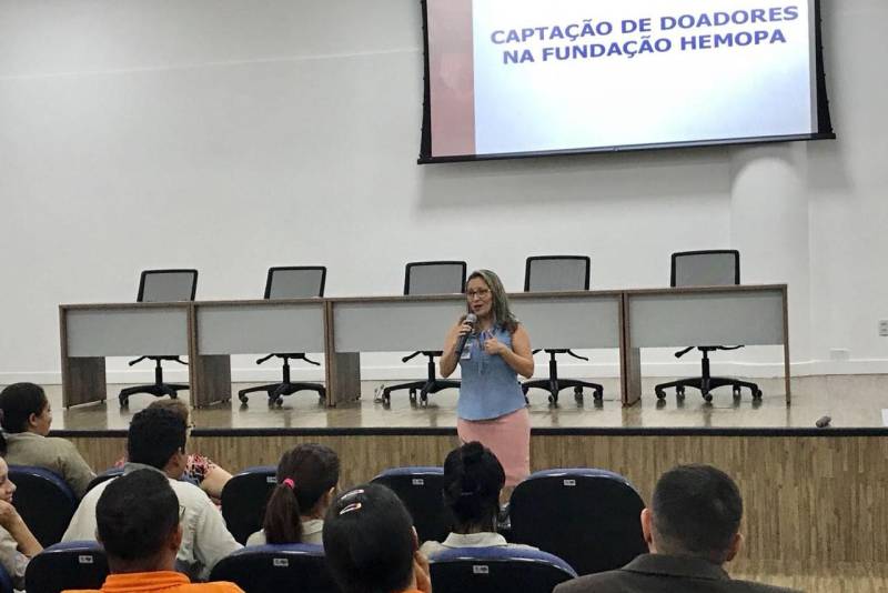 As ações da Campanha Junho Vermelho, de incentivo à doação de sangue, prosseguem no Centro Integrado de Inclusão e Reabilitação (CIIR), que firmou parceria com a Fundação Centro de Hemoterapia e Hematologia do Pará (Hemopa) para viabilizar a campanha de doação por meio do Projeto Caravana Solidária, que transportará, em um micro-ônibus, colaboradores do CIIR para coleta de sangue no próximo dia 4 (quarta-feira), às 14h30, na sede do hemocentro, em Belém. Antecedendo a coleta de sangue de colaboradores e familiares, a parceria já incluiu ações de sensibilização, com distribuição de material educativo e laços vermelhos, além da palestra ministrada pela assistente social do Hemopa, Katilene Abreu (foto). "Minha intenção não é apenas falar da doação de sangue. Minha intenção é tocar no coração de vocês. O nome da minha palestra é amor", disse ela à plateia, no auditório do CIIR.
FOTO: ASCOM / INDSH
DATA: 29.06.2018
BÉLEM - PARÁ <div class='credito_fotos'>Foto: ASCOM / INDSH | <a href='/midias/2018/originais/a70faa45-4f33-44de-998e-a786246ae2ff.jpg' download><i class='fa-solid fa-download'></i> Download</a></div>