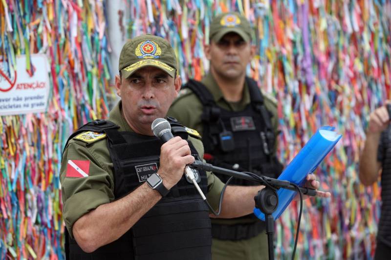 Cerca de 2 mil alunos do curso de formação de praças da Polícia Militar cumprem neste sábado (12) uma etapa importante da preparação: eles saem pela primeira vez às ruas, no estágio supervisionado, para vivenciar situações reais da carreira e, ao mesmo tempo, reforçar o policiamento ostensivo. Em Belém, cerca de 500 homens e mulheres se concentraram na Praça Santuário, em frente à Basílica de Nazaré, e saíram, em seguida, para diversos pontos da capital. A ação faz parte do pacote de medidas de combate à criminalidade e reforço da segurança pública anunciado pelo Governo do Estado. Na foto, o coronel Hilton Benigno, comandante geral da Polícia Militar do Pará, comentou sobre a importância para os novos PMs do início de suas atividades nas ruas.
FOTO: SIDNEY OLIVEIRA / AG. PARÁ
DATA: 12.05.2018
BELÉM - PARÁ <div class='credito_fotos'>Foto: Sidney Oliveira/Ag. Pará | <a href='/midias/2018/originais/a710d1b9-a2cc-499b-8628-b44d317a9004.jpg' download><i class='fa-solid fa-download'></i> Download</a></div>