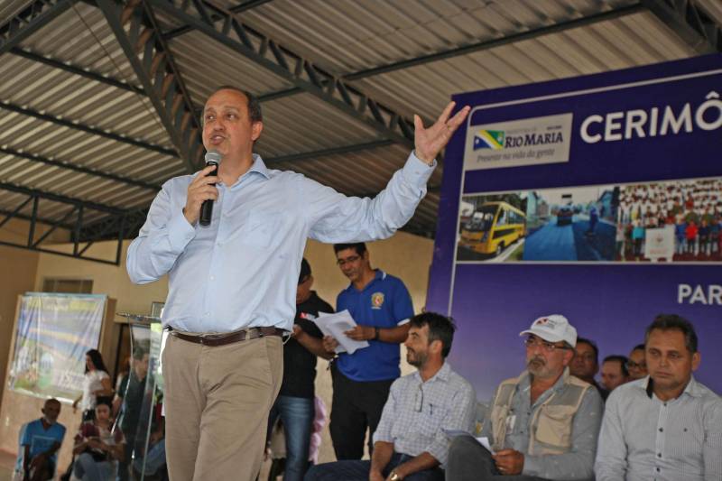 Onze municípios do sul e sudeste paraense recebem recursos do Estado para recuperar ruas e vicinais atingidas pelas enchentes e fortes chuvas que caem na região. Em agenda oficial nesta sexta-feira (6), o governador Simão Jatene assinou, pela manhã, no Parque de Exposições Valeu Boi Leilões, em Rio Maria, os convênios que garantem o repasse de cerca de R$ 4 milhões. As obras de caráter emergencial serão executadas pelas prefeituras em parceria com a Secretaria de Estado de Transportes (Setran). O objetivo é recuperar a trafegabilidade nessas localidades e assegurar o direito de ir e vir da população. Na manhã desta sexta, foram assinados nove convênios, com os municípios de Redenção, Pau D’Arco, São Félix do Xingu, Santa Maria das Barreiras, Tucumã, Água Azul do Norte, Xinguara, Bannach e Rio Maria. Além da Setran, participam da ação o Centro Regional de Governo do Sudeste do Pará e a Defesa Civil. “O valor do investimento em cada município vai depender da necessidade verificada pelas equipes do Estado e das prefeituras. O recurso não será usado para reconstruir vias, mas para restabelecer a trafegabilidade”, disse o secretário de Transportes, Kléber Menezes.
FOTO: ANTÔNIO SILVA / AG. PARÁ
DATA: 06.04.2018
RIO MARIA - PARÁ <div class='credito_fotos'>Foto: Antônio Silva/Ag. Pará | <a href='/midias/2018/originais/a71d00c9-5199-48b2-9967-950094faf4b3.jpg' download><i class='fa-solid fa-download'></i> Download</a></div>