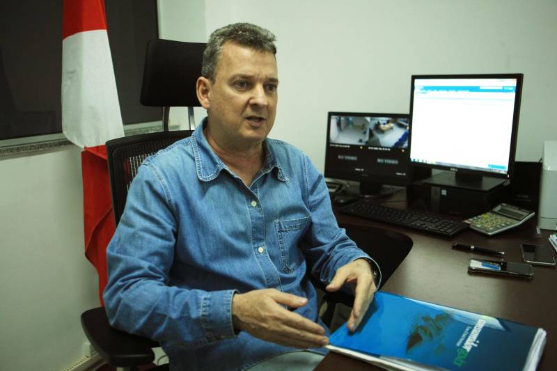 Com o aumento da procura pelos balneários durante o verão amazônico, o Procon do Pará iniciou uma caravana de fiscalização que ocorre até o dia 31 de julho. Na foto, o diretor do Procon, Moyses Bendahan.
FOTO: CARLOS SODRÉ / AG. PARÁ
DATA: 09.07.2018
BELÉM - PARÁ
<div class='credito_fotos'>Foto: CARLOS SODRÉ / AG. PARÁ | <a href='/midias/2018/originais/a71fae9e-c613-431a-859d-98f37c6075e0.jpg' download><i class='fa-solid fa-download'></i> Download</a></div>