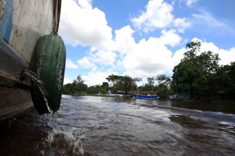 A comunidade Sítio Bosque fica no município de Moju, a 127 quilômetros da capital paraense. Após a descida da ponte que dá acesso à cidade e mais 45 minutos por uma estrada de ramal, às margens do Rio Moju, chega-se à comunidade. Lá moram 87 famílias, o equivalente a mais de 200 pessoas
FOTO: MÁCIO FERREIRA / AG. PARÁ
DATA: 05.03.2018
MOJU - PARÁ <div class='credito_fotos'>Foto: MÁCIO FERREIRA/ AG. PARÁ | <a href='/midias/2018/originais/a720d0aa-b5b7-4c14-b37b-a1abc870dc75.jpg' download><i class='fa-solid fa-download'></i> Download</a></div>