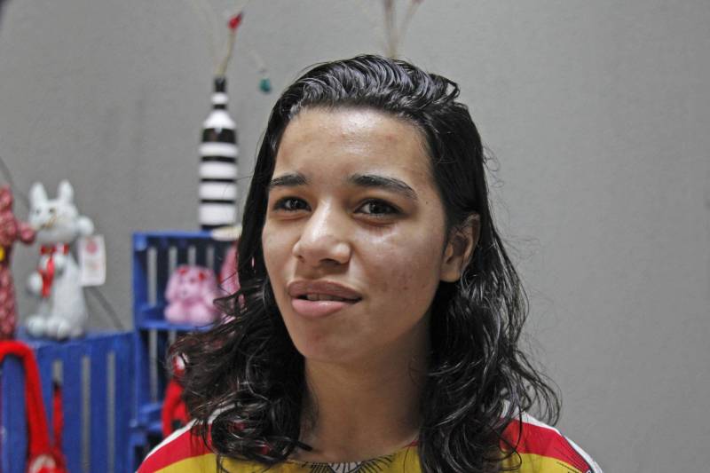 As detentas do Centro de Recuperação Feminino (CRF), em Ananindeua, e que fazem parte da Cooperativa Social de Trabalho Arte Feminina Empreendedora (Coostafe) - primeira formada exclusivamente por mulheres presas no Brasil -, ganharam nova oportunidade para vender os produtos produzidos e expandir o negócio, que começou dentro da unidade prisional há cerca de quatro anos. Uma parceria entre a Superintendência do Sistema Penitenciário do Estado (Susipe) e a Associação dos Distribuidores Atacadistas do Estado do Pará (Adapa), viabilizou espaço dentro de um shopping center de Ananindeua, para venda dos trabalhos produzidos na cooperativa com o Amigos do Meio Ambiente (AMA), projeto de sustentabilidade socioambiental. Duas detentas vão diariamente ao local fazer a venda dos produtos, acompanhadas de uma agente penitenciária da Susipe. Lá, estão expostos todo o artesanato feito por elas, inclusive com material reciclável, transformando o lixo em artigos de luxo. Na foto, a estudante Esther Lima, 16 anos.
FOTO: AKIRA ONUMA / ASCOM SUSIPE
DATA: 23.04.2018
BELÉM - PARÁ <div class='credito_fotos'>Foto: Akira Onuma / Ascom Susipe | <a href='/midias/2018/originais/a72226d4-d7b3-4579-a664-87c4fd045056.jpg' download><i class='fa-solid fa-download'></i> Download</a></div>