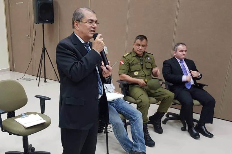 A criação de um patrulhamento rural, com a missão de oferecer mais segurança no campo, é uma das ações que serão postas em prática pelo governo do Estado no Sul e Sudeste do Pará, em atendimento a uma das demandas apresentadas por representantes dos sindicatos de produtores rurais e prefeitos da região, em reunião realizada na tarde de quarta-feira (28), no Carajás Centro de Convenções, em Marabá. O encontro resultou da intermediação do Centro Regional de Governo do Sudeste do Pará com a Secretaria de Estado de Segurança Pública e Defesa Social, em parceria com a Associação dos Municípios do Araguaia, Tocantins e Carajás (Amat). Os produtores puderam expor demandas para os secretários de Segurança Pública e Defesa Social, Luiz Fernandes (foto), e Regional de Governo, Jorge Bittencourt. O comandante Regional de Policiamento em Marabá, coronel Mauro Sérgio, e o delegado-geral de Polícia Civil, Rilmar Firmino também participaram da reunião.
FOTO: KÉLIA SANTOS / ASCOM CRGSP
DATA: 29.03.2018
MARABÁ - PARÁ <div class='credito_fotos'>Foto: KÉLIA SANTOS / ASCOM CRGSP | <a href='/midias/2018/originais/a72b47c4-9c8e-40de-a422-ae3d67f0175a.jpg' download><i class='fa-solid fa-download'></i> Download</a></div>