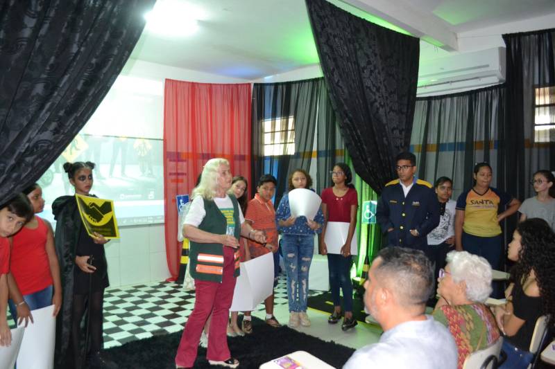 Quando escola e poder público se unem, o resultado só pode ser o melhor possível. Em mais uma edição do projeto Detran nas Escolas, realizado nesta sexta-feira (1º) no Colégio Santa Madre, na Avenida Augusto Montenegro, o órgão estadual levou mensagens educativas para alunos, professores, pais e servidores da instituição. A participação do Detran com suas atividades lúdicas (foto) foi uma solicitação dos professores do sexto ano, que escolheram o tema violência no trânsito para ser trabalhado com os seus alunos durante a tradicional feira cultural denominada de Arte Madre. Os alunos se revezaram nas encenações de esquetes teatrais que contaram com personagens como o anjo, a morte e as vítimas de acidentes de trânsito que morreram depois de cometer imprudências. A intenção foi levar ao público um alerta sobre a fragilidade da vida diante de um acidente no trânsito.
FOTO: ASCOM / DETRAN
DATA: 01.11.2018
BELÉM - PARÁ <div class='credito_fotos'>Foto: ASCOM DETRAN | <a href='/midias/2018/originais/a734b5a6-1fb6-4c71-b39f-821e8eb2aae8.jpg' download><i class='fa-solid fa-download'></i> Download</a></div>