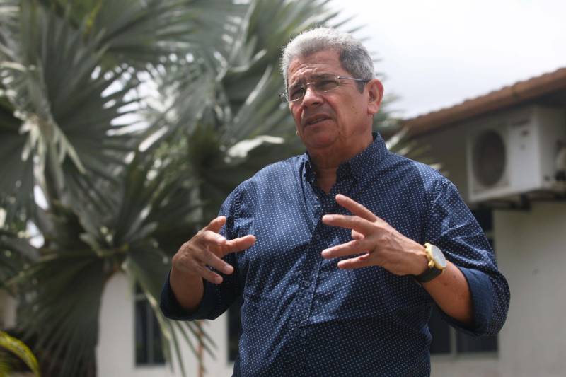 O dia começa cedo para a família do agricultor Adilson dos Santos, 33 anos. Produtores de mandioca da comunidade quilombola Boa Vista do Itá, de Santa Izabel do Pará, região metropolitana de Belém, eles são o retrato de uma tradição que vem se perpetuando por gerações e garantindo na mesa dos paraenses o produto que é a base alimentar do Estado. Do plantio ao beneficiamento, o lavrador herdou do pai a cultura que hoje é a principal fonte de renda da vila, onde vivem cerca de 50 famílias. No Pará, 96% da mandioca produzida vem da agricultura familiar. “Mandioca é pop, mandioca é tudo”, brinca Adilson. Ele está certo. Os produtos derivados da planta são diversos e ajudam a compor alguns dos pratos típicos mais conhecidos da região. Quase onipresente na mesa do paraense, a farinha é, muitas vezes, o alimento principal, nos sete dias da semana. Mas para chegar até as nossas casas, é preciso muito esforço e dedicação, aliado ao emprego de pesquisa e investimentos cada vez maiores do poder público. O conhecimento empírico do homem do campo hoje recebe o apoio de novas tecnologias e técnicas de plantio, que resultam em mais qualidade e produtividade. Na foto, o diretor técnico da Empresa de Assistência Técnica e Extensão Rural do Pará (Emater), Rosival Possidônio.
FOTO: iGOR BRANDÃO / AG PARÁ
DATA: 25.02.2018
BELÉM - PARÁ <div class='credito_fotos'>Foto: IGOR BRANDÃO / AG. PARÁ | <a href='/midias/2018/originais/a736f52b-f974-490d-aec6-c68d1997a3b7.jpg' download><i class='fa-solid fa-download'></i> Download</a></div>