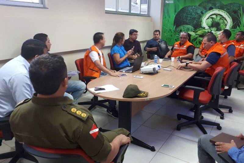 “É no Sistema de Comando de Operações que serão convergidas todas as informações em um só centro; além disso serão apresentadas as necessidades de ações nas comunidades para que, em conjunto, os órgãos estaduais e municipais possam atuar”, explicou o Coronel Francisco Cantuária, coordenador adjunto da Defesa Civil do Estado, na primeira reunião de implantação do sistema, realizada nesta quinta-feira, 15, na Sala de Situação do Corpo de Bombeiros, no Centro Regional de Governo do Sudeste do Pará, em Marabá.
FOTO: ASCOM CRG
DATA: 15.02.2018
MARABÁ - PARÁ <div class='credito_fotos'>Foto: ASCOM CRG | <a href='/midias/2018/originais/a740a931-20c4-4fb8-b864-40ee2e5be76a.jpg' download><i class='fa-solid fa-download'></i> Download</a></div>