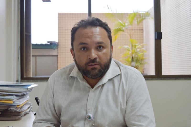 A preocupação com a alimentação saudável, livre de agrotóxicos e adubos químicos, vem aumentando nas primeiras décadas do século XXI. É nesse contexto que começam a ser adotados os alimentos orgânicos, produzidos com técnicas que respeitam o meio ambiente e visam a qualidade de vida de quem os consome. O Hospital Metropolitano de Urgência e Emergência (HMUE), em Ananindeua, implantou uma horta orgânica para pôr em prática os princípios da alimentação saudável e sustentabilidade. A unidade, gerenciada pela Pró-Saúde Associação Beneficente de Assistência Social e Hospitalar sob contrato com a Secretaria de Estado de Saúde Pública (Sespa), chega à sua terceira colheita de hortaliças em 2018, após meses de preparação e esforços dos colaboradores do Serviço de Higienização e Limpeza (SHL), que trabalharam na implantação e, agora, são os responsáveis pelo plantio, manutenção e colheita no espaço. Na foto, o diretor de Apoio e coordenador de Sustentabilidade do Hospital Metropolitano, Benjamin Ferreira Neto.

FOTO: ASCOM / HMUE
DATA: 23.03.2018
ANANINDEUA - PARÁ <div class='credito_fotos'>Foto: ASCOM HMUE   |   <a href='/midias/2018/originais/a747e6a2-97ec-4740-b4b8-dada53f3d63c.jpg' download><i class='fa-solid fa-download'></i> Download</a></div>
