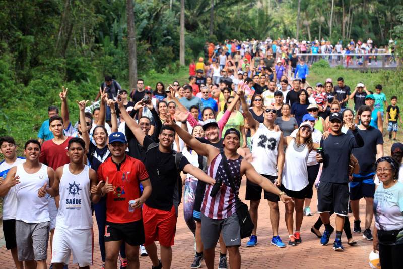 Uma reabertura feita a milhares de mãos. A fita inaugural colocada no inicio da trilha principal do Parque do Utinga foi rompida por mais de cinco mil pessoas ansiosas pelo inicio da caminhada, marcando o segundo dia da programação de reabertura do mais novo espaço paraense de lazer e interatividade com a natureza.
FOTO: MÁCIO FERREIRA / AG. PARÁ
DATA: 17.03.2018
BELÉM - PARÁ <div class='credito_fotos'>Foto: MÁCIO FERREIRA/ AG. PARÁ | <a href='/midias/2018/originais/a74cbdcc-eec6-4254-a861-49d3a8129c85.jpg' download><i class='fa-solid fa-download'></i> Download</a></div>