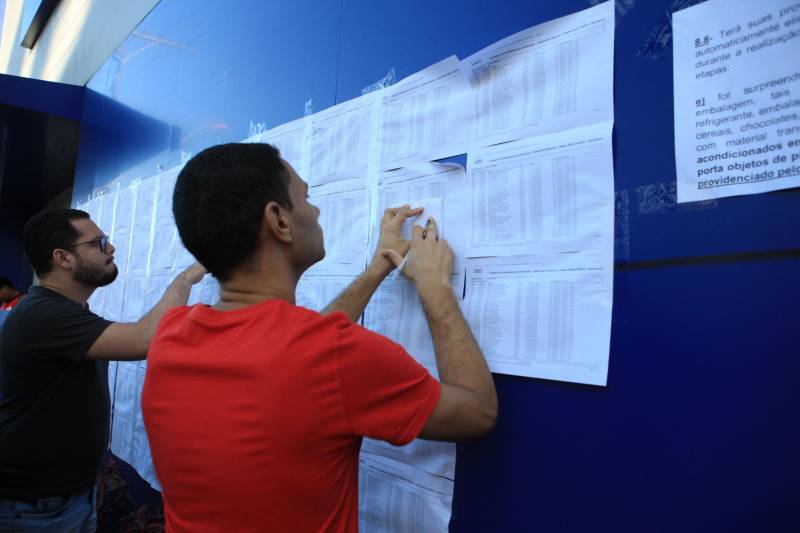 As provas objetivas e subjetivas do concurso da Agência de Regulação e Controle de Serviços Públicos do Estado do Pará (Arcon, na foto) ocorreram na manhã desta domingo, 8. No total, 6.436 candidatos se inscreveram para disputar as 34 vagas do concurso público C-175, destinado ao provimento de cargos de níveis médio e superior. O certame será executado pelo Instituto Americano de Desenvolvimento (Iades).
FOTO: CARLOS SODRÉ / AG. PARÁ
DATA: 08.07.2018
BELÉM - PARÁ <div class='credito_fotos'>Foto: Carlos Sodré/Agência Pará | <a href='/midias/2018/originais/a74dba6a-f2f3-47f5-a10d-e0758cf3ce90.jpg' download><i class='fa-solid fa-download'></i> Download</a></div>