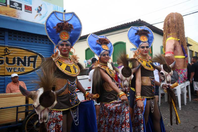 O professor Júlio Leal Gomes é natural de Vigia de Nazaré, no nordeste paraense, terra conhecida pela hospitalidade, principalmente em época festiva. Mantendo a tradição, no Carnaval Júlio e seus irmãos abrem a casa da família para amigos e outros parentes. Neste ano, o imóvel de quatro cômodos abrigou mais de 50 pessoas. Vigia tem um dos maiores e mais tradicionais carnavais do Pará. Nesta época do ano, a população do município, de 51.173 habitantes (Censo/IBGE), triplica com a chegada de brincantes oriundos de todo o Brasil, e os vigienses – igual coração de mãe - acolhem essa multidão. A estimativa é a cidade receber mais de 300 mil pessoas neste Carnaval.
FOTO: IGOR BRANDÃO / AG PARÁ
DATA: 13.02.2018
VIGIA - PARÁ <div class='credito_fotos'>Foto: IGOR BRANDÃO / AG. PARÁ | <a href='/midias/2018/originais/a7526a54-9c2a-49fe-9244-cd05ecc72fb1.jpg' download><i class='fa-solid fa-download'></i> Download</a></div>