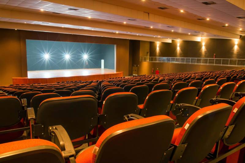O Carajás Centro de Convenções (foto) irá receber, entre os dias 21 e 23 de maio, uma das etapas do InterCorte 2018, um evento itinerante que há seis anos percorre os principais polos da pecuária no país. Pela primeira vez a ser realizado em Marabá, o encontro trará ao Estado grandes especialistas do setor pecuário, para debater temas relevantes ao desenvolvimento da pecuária no Brasil. As inscrições seguem abertas e podem feitas por meio do site http://intercorte.com.br. Tendo em vista a importância do setor no desenvolvimento do Estado, a recepção do Intercorte 2018 mostra como a pecuária no Pará tem ganhado força. Atualmente o Estado é o quinto maior rebanho bovino do país, totalizando mais de 20 milhões de cabeças. A relevância da pecuária na matriz econômica paraense está expressa na sua participação de 26% do PIB do setor primário.
FOTO: JORDÃO NUNES / ASCOM PREFEITURA DE MARABÁ
DATA: 20.12.2017
MARABÁ - PARÁ <div class='credito_fotos'>Foto: JORDÃO NUNES / ASCOM PREFEITURA DE MARABÁ | <a href='/midias/2018/originais/a7544438-85cd-4516-9d2f-597f1f5820b9.jpg' download><i class='fa-solid fa-download'></i> Download</a></div>